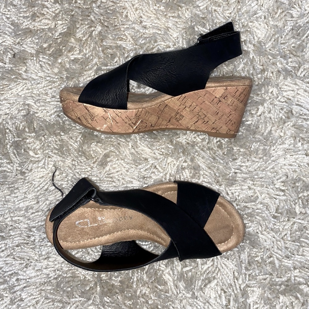 Black wedges